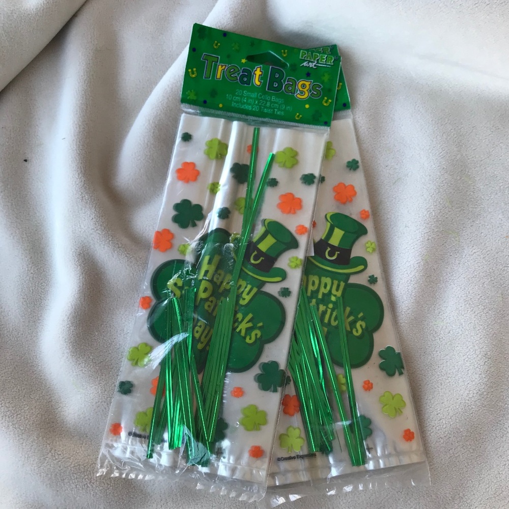 2 Packages of Treat Bags with 20 in Each and Twist Ties Green Orange Clovers